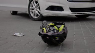 Kaza, arabanın elektrikli scooter 'a çarpmasının yol yüzeyindeki etkisinden görülebiliyor. Bu sahne, trafik kazalarına karışan riskleri hatırlatıyor ve yol güvenliğinin önemini vurguluyor.