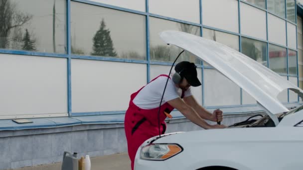 Reparaties Auto Monteur Vreugdevol Dansen Stralend Geluk Uit Zijn Droom — Stockvideo