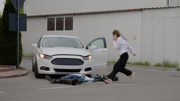 Scena Wypadku Samochodowego Zderzyła Się Elektrycznym Skuterem Zostawiając Jeźdźca Rannego — Wideo stockowe