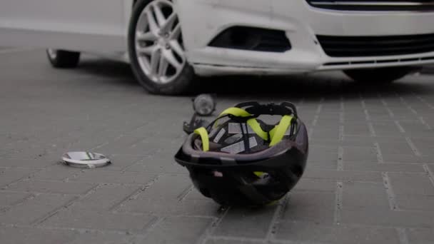 Kaza Arabanın Elektrikli Scooter Çarpmasının Yol Yüzeyindeki Etkisinden Görülebiliyor Sahne — Stok video