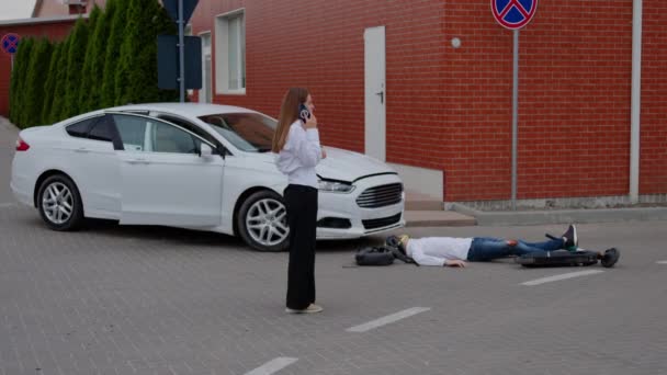 Nebezpečná Nehoda Zahrnující Auto Skútr Žena Rychle Vyzývá Nouzové Pomoci — Stock video