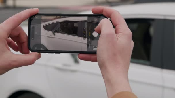 車の所有者は携帯電話の破壊行為によって車に粉砕されたガラスを記録しました 決定アドレスの状況を反映した違反に対する破損した窓の積極的な反応を記録するこの行為は 正義を求めます — ストック動画
