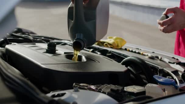 Mechanic Voorzichtig Giet Vloeistof Onder Motorkap Auto Betrouwbaar Werkende Motor — Stockvideo