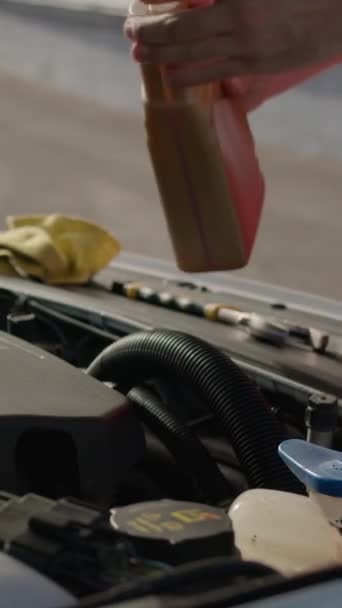 Arabanın Kaputunun Altındaki Tamirci Her Damlasını Dikkatle Seyrederek Uygun Motor — Stok video