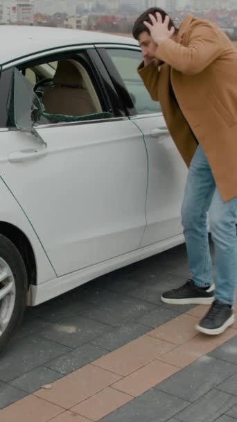 Autobesitzer Begutachtet Schäden Die Durch Zersplitterte Scheiben Verursacht Wurden Zerbrochene — Stockvideo