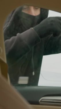 Araba hırsızı, araç hırsızlığını dikey videoya kaydediyor. Değerli eşyalar aramak için özel mülke izinsiz giriş. Araba hırsızlığı ciddi bir suç teşkil ediyor. Sahibini tedirgin ediyor.