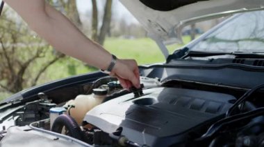 Kaput altındaki tamirci son kontrolleri tamamladı. Arabanın işlevselliği düzeltildi. An tamamlama mekanik titiz iş tamamlama vasiyet uzmanlık ithaf kalitesi otomotiv bakımı