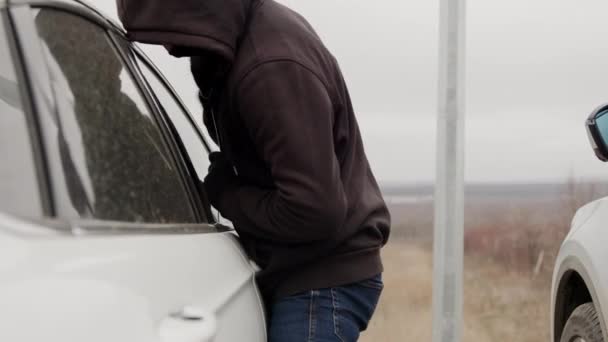 Hırsız Arabaların Güvenlik Sistemini Kolayca Atlatmış Araba Sahibi Için Sadece — Stok video