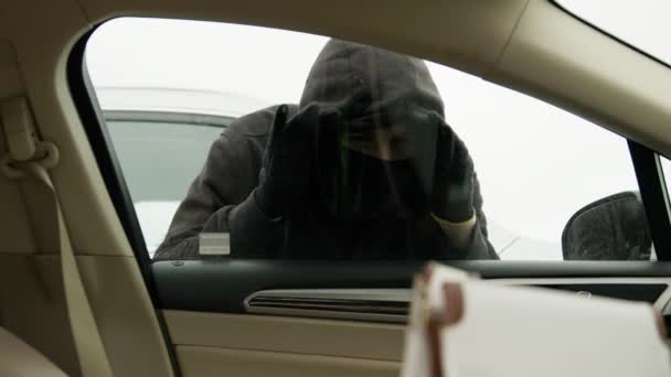 도둑은 시스템에 통제를 차량으로 정교한 자동차 차량의 제어를 — 비디오
