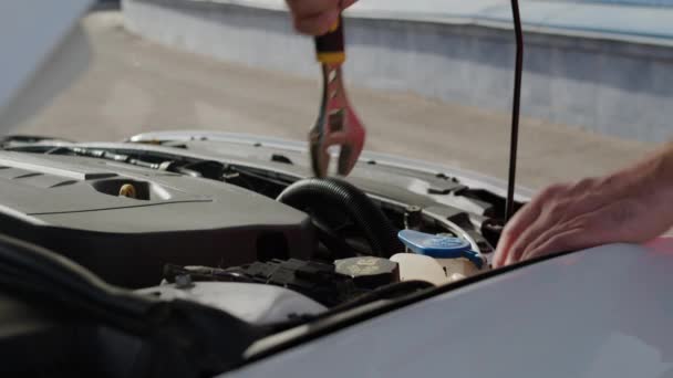 Makine Mühendisi Ingiliz Anahtarı Sorunu Olan Arabayı Tamir Ediyor Otomotiv — Stok video