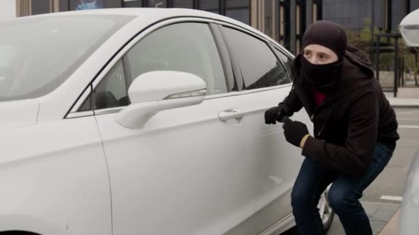 Kriminelle Diebe Brechen Erfolgreich Autos Auf Ohne Jemanden Der Nähe — Stockvideo