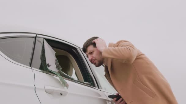 Σπασμένα Γυαλιά Στην Απογοήτευση Των Ιδιοκτητών Του Αυτοκινήτου Του Σηματοδοτούν — Αρχείο Βίντεο