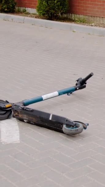 Araba Elektrikli Scooter Çarpması Sonucu Oluşan Hasarlı Scooter Kazanın Asfalt Video Klip