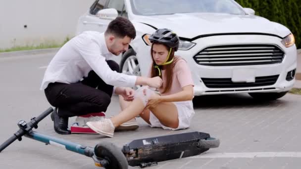 Nach Kollision Von Auto Und Elektroroller Schwerer Unfall Autofahrer Hilft — Stockvideo