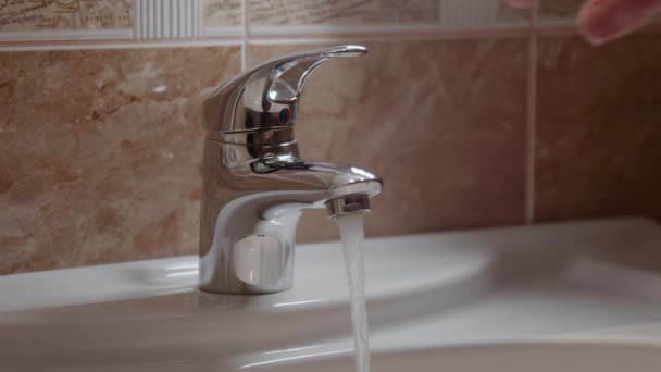 Konforlu Ambiyans Banyosu Musluk Beyazı Lavabo Temizliği Hijyen Metalik Musluk Stok Video
