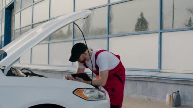 Araba kaputu altında tamirci otomotiv servisi uzman servis ekibi. Kaput altındaki teknisyen aracından otomatik servis kalite onarımı hızlı kalite onarımı