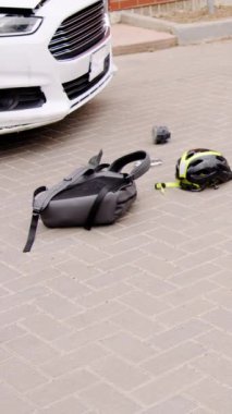 Yol kazası, dikey video hasarı, kaza sonrası araç. Kazaların mali refah üzerindeki etkisini azaltmak için yol güvenliği tedbirlerine bağlı kapsamlı sigorta kapsamına ihtiyaç vardır