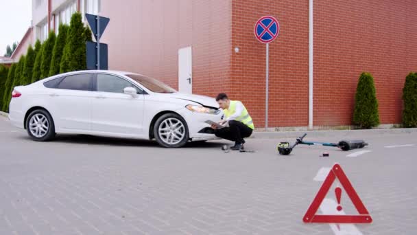 Trafik Kazası Elektrikli Scooter Otomobil Müfettişi Teşhis Kazasını Gerçekleştirir Hasarı — Stok video