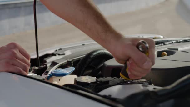 人机修工在车盖扳手下进行维修工作 技术人员对扳手维修汽车服务顶级维修的吊钩 — 图库视频影像