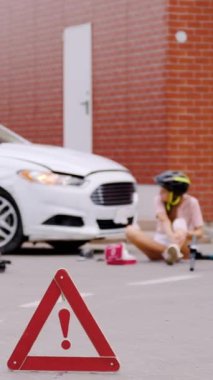 Kırmızı uyarı levhası dikey video asfalt araba kazası uyarısı veriyor. Akıbet yolu hadiseleri yol güvenliği kırmızı uyarı sinyali sonrasında araç çarpışması kırmızı uyarı işareti asfalt
