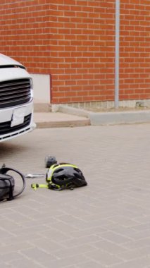 Araba kazası sonrası sırt çantası asfalt dikey videoda duruyor. Araba kazalarından sonra asfalt araçlar hasar gördü yol kazalarından sonra asfalt üzerinde yol kazası kaskı