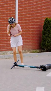 Elektrikli scooter kazası kadın sürücü ciddi yaralanmalara maruz kaldı yol güvenliği dikkatli ulaşım videosu kullanıldı. Trafik kurallarına uymak için elektrikli scooter operasyonu gereklidir.