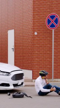 Yanlışlıkla elektrikli scooter kullanan erkek scooter sürücüsü kadın sürücünün yardım videosuna koşması sonucu yaralanmış. Kazalar sırasında yol güvenliği karşılıklı yardımı elektrikli scooterları riske atıyor