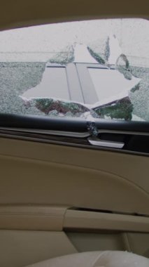 Parçalanmış araba penceresi, suç videosunu hatırlatmaya devam ediyor. Hasarlı cam, park ederken dikkat ve güvenlik için kişisel güvenlik ihlali anlamına gelir