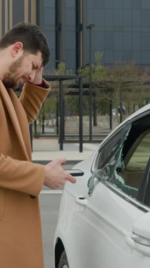 Araba sahipleri anketlere göre kırık cam yokluğu hayal kırıklığı duygusal şok dikey videosu. Araba hırsızlığının ardından oluşan ham duygular cam kırıkları ve suç faaliyetleri.