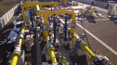 Endüstriyel kompleks ağın kalbi sarı borular çevreyi çaprazlar ve üretim için gerekli olan çeşitli sıvıları taşır. Su kimyasalları boru hatları can simidi verimli işleyen fabrikalar