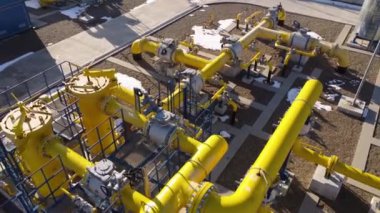 Bir sürü parlak sarı kanal yılanları çeşitli sıvılar taşıyan tesisten geçiyor. Boru hatları verimlilik hassasiyetinin altını çiziyor üretim sektöründe pürüzsüz operasyonlar sürdürüyorlar