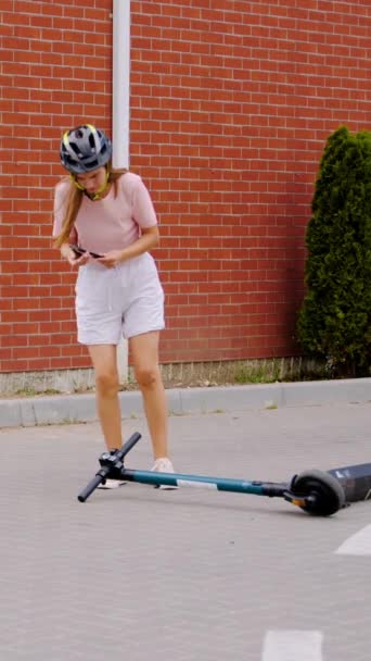Elektrikli Scooter Kazası Kadın Sürücü Ciddi Yaralanmalara Maruz Kaldı Yol — Stok video