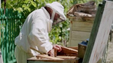 Ritmik vızıldayan arı yetiştiricileri titizlikle kovandan bal toplarlar. Apier verimlilik insanlar arı yetiştiricileri arılar altın hazine arıcıları arılar bal arıları