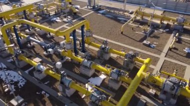 Sanayi kompleksinden geçen sarı borular gaz yağı suyu üretimi için gerekli olan çeşitli sıvıları taşıyor. Boru hatları, hammadde kaynaklarının sarı boruların taşınmasını kolaylaştıran can simidi fabrikaları oluşturur.
