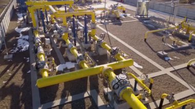 Arazide sarı borular döşeyen sanayi sıvıları taşıyarak hayati üretim işlemini gerçekleştiriyor. Boru hatları birbirine bağlı üretim sistemlerinin kusursuz dağıtımı sembolize eder