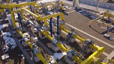 Endüstriyel manzara sarı borular hayati sıvıları taşıyarak rüzgar gibi esiyor. Gaz yağı boru hattı, temel kaynakların sorunsuz akışını sağlayan dolaşım sistemi fabrikasını da kapsar.