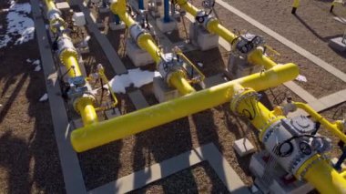 Makine yapıları endüstriyel alan parlak sarı borular taşımacılık için çok önemli maddeler üretiyor. Varlıkları, gerekli altyapıyı karmaşık hale getiriyor.