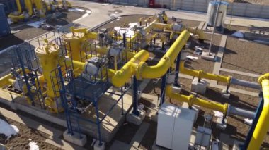 Göze çarpan sarı boru hatları taşıma menzili sıvıları hayati fabrika faaliyetleri endüstriyel peyzaj. Su soğutma hammadde tüpleri lojistik omurga üretimi süreçlerini sürdürmeye örnek teşkil eder