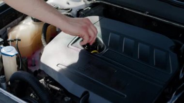 Yağ değişimi araba tamirinden sonra insan eli motoru kapatır. El, motor kapağını yağ değişimi sonrası güvence altına alır. Otomotiv bakım otomobili tamiri ön plana çıkarılır.