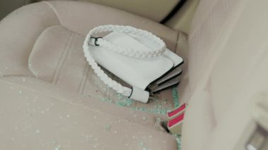 Araba hırsızı, kadın çantalarını, suç mahalli araç hırsızlığı olayının içerisindeki cam kırıklarından çalıyor. Hırsız, kırık cam kırıkları ile bayanların çantalarını kapar.