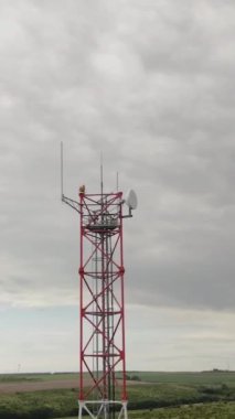 Dikey video. Telekomünikasyon anteni. Hücresel konum ve telekomünikasyon merkezi. Çevrimiçi internet üretimi. Anten radyasyonundan kaynaklanan sağlık tehlikeleri. Kablosuz ağlar.