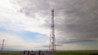 Telekomünikasyon anteni. Cep telefonu sitesi ve telekomünikasyon merkezi. Çevrimiçi internet üretimi. Anten radyasyonundan kaynaklanan sağlık tehlikeleri. Telekomünikasyon ve kablosuz ağlar. Wi-Fi anteni.