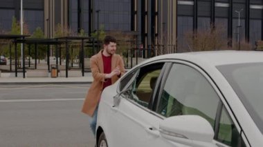 Neşeli adam alışveriş merkezinden gelir ve alışverişini arabanın bagajına koyar. Korkmuş ve kızgın bir adam arabanın camının kırıldığını görür. Araba hırsızlığı