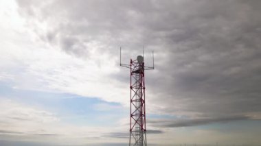 Cep telefonları için telekomünikasyon kulesi. Mavi arka planda iletişim kulesi anteni. Cep telefonu, televizyon, internet, radyo iletişim antenleri mavi gökyüzü arka planında.