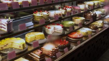 Kek satan bir kafede geniş çeşitte kekler bulunan cam vitrin. Satılık doğal malzemelerden elde edilen tatlı hamur işi ürünleri. Hamur işi ve şekerleme sanatı