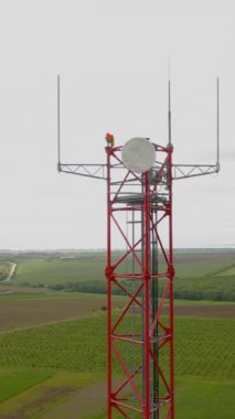 Dikey video. 5G telekomünikasyon kulesi, kırsal iletişim sistemlerinin kablosuz anten bağlantı sistemi. İletişim kulesi anteni, cep telefonu, televizyon, internet..