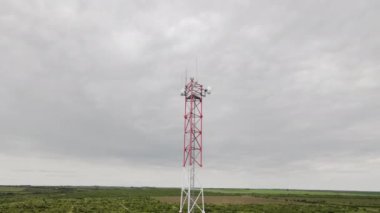 Telekomünikasyon anteni. Cep telefonu sitesi ve telekomünikasyon merkezi. Çevrimiçi internet üretimi. Anten radyasyonundan kaynaklanan sağlık tehlikeleri. Telekomünikasyon ve kablosuz ağlar. Wi-Fi anteni.