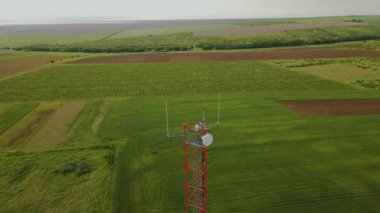 5G telekomünikasyon kulesi, kırsal iletişim sistemlerinin kablosuz anten bağlantı sistemi. İletişim kulesi anteni, cep telefonu, televizyon, internet..