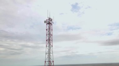 4G ve 5G telekomünikasyon kulesi. Hücre merkezi istasyonu. Kablosuz iletişim anteni vericisi. Mavi gökyüzüne karşı antenli telekomünikasyon kulesi