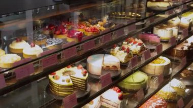Rafta çeşitli pasta çeşitleri sergilenen cam vitrin ve pastanede satılıyor. Çeşitli turtalar, pastalar, alıcıların dikkatini çekecek şekilde vitrine yerleştirilmiş.